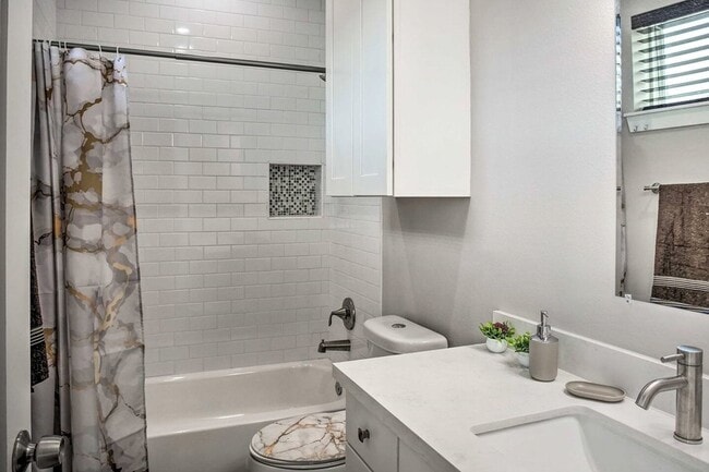 Building Photo - 6403 Bowling Green St