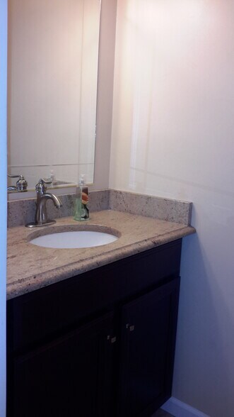 Building Photo - 10 Poinsettia Ct