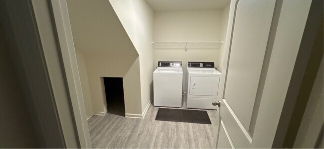Building Photo - 1038 White Tail Ln