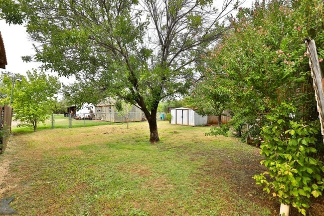 Building Photo - Plenty of Room! Cute yards