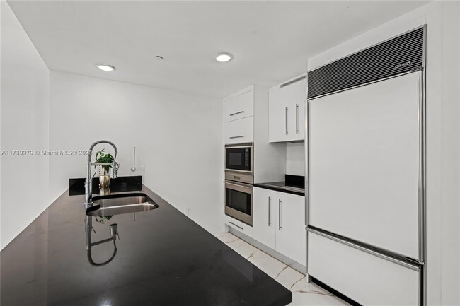 Building Photo - 475 Brickell Ave