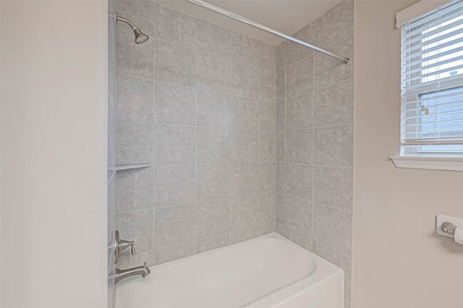 Building Photo - 2111 Post Oak Ct