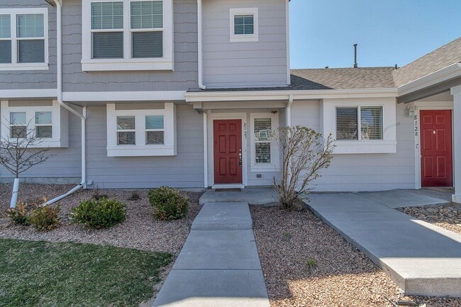 Building Photo - Charming 3 Bedroom 3 Bath Townhouse in Green Valley Ranch!