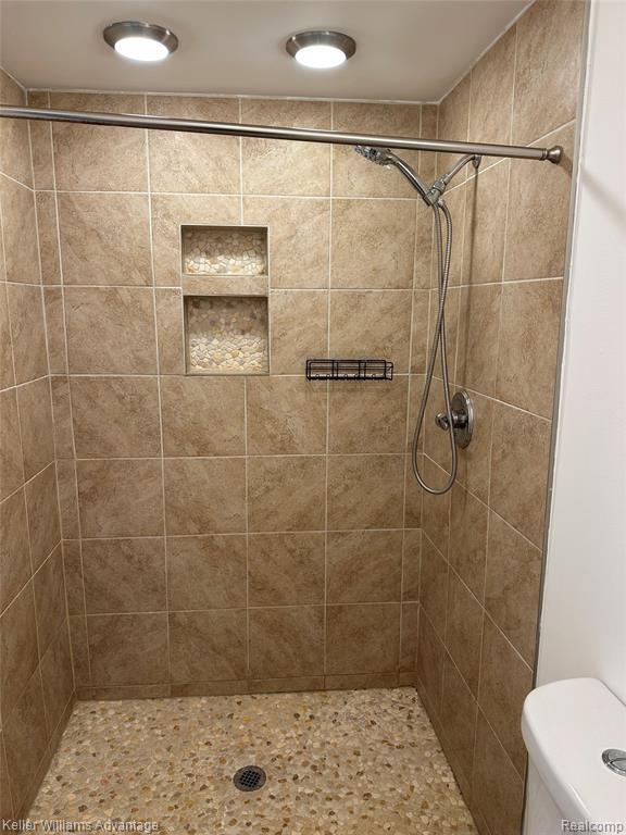 Building Photo - 653 E Fox Hills Dr