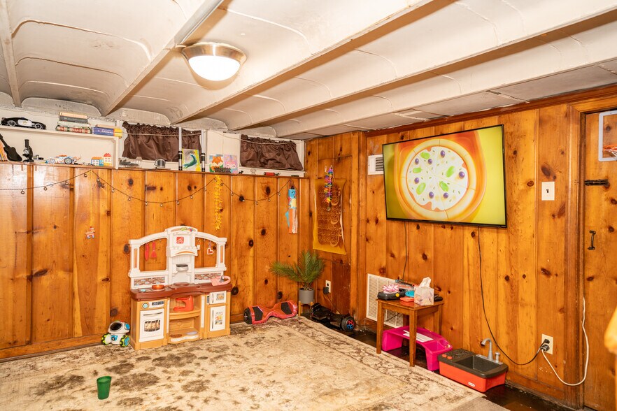 Recroom or 3rd bedroom - 2035 20th Rd N