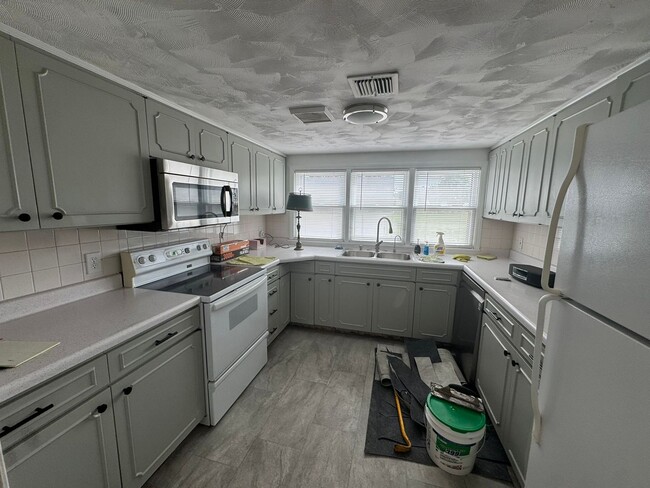 Building Photo - Charming Bungalow with space to move