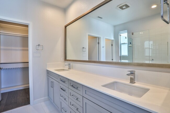 Building Photo - 3 bedroom 2.5 bath in Gated Community
