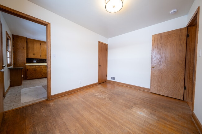 Building Photo - 22925 Oakdale Dr