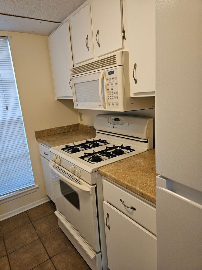 Building Photo - Townhome