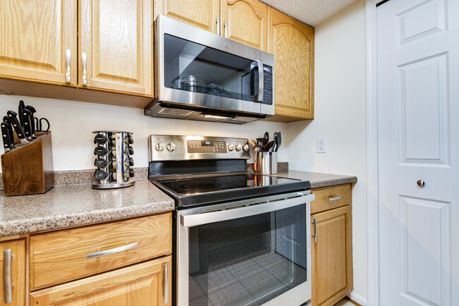 Kitchen - 6927 Mary Caroline Cir