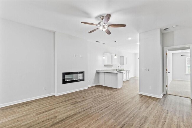 Building Photo - The Commons Stunning Townhome - 3 Bed 2.5 ...