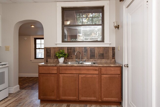 Building Photo - Beautifully updated Tudor style duplex. Upper unit. Large rooms. 2 balconies, private entry. Fenc...