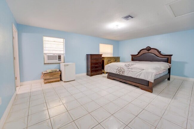 Building Photo - 813 Truman St