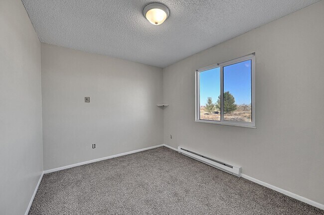 Building Photo - UPDATED 2bed 1bath duplex with fenced yard, WASHER + DRYER