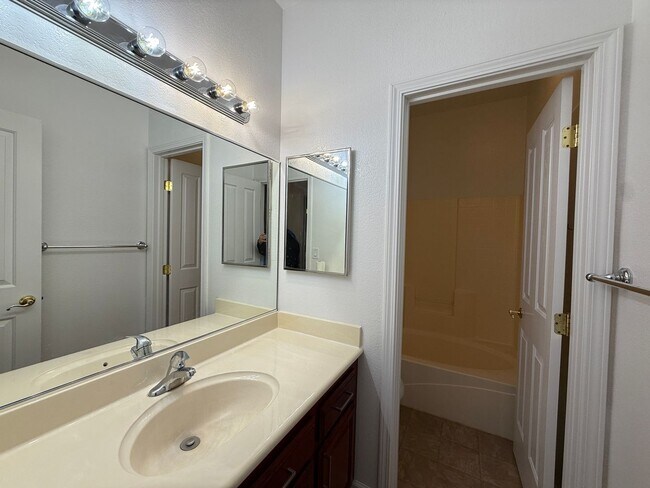 Building Photo - Delightfully Spacious Home!