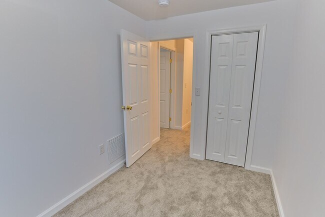 Building Photo - 3 Bedroom with Parking on Berryhill