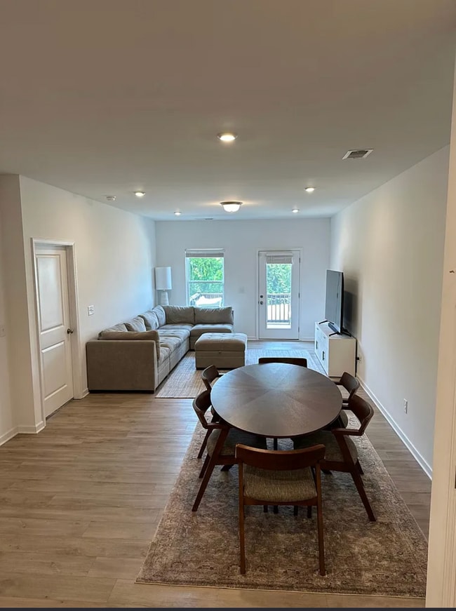 Building Photo - 930 Millstream Dr