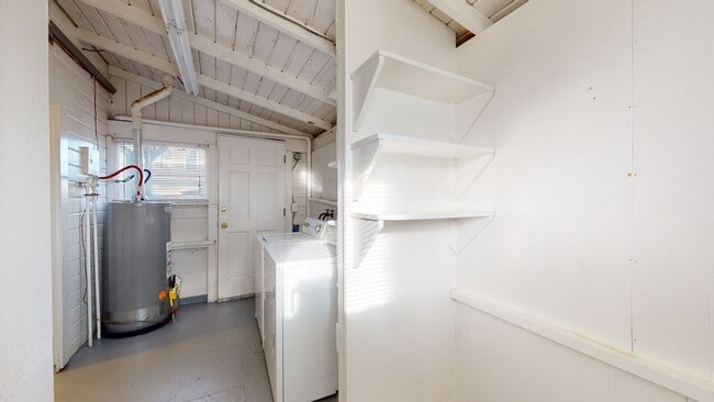 Building Photo - Charming Two Bedroom In the Heart of Downtown Kent !