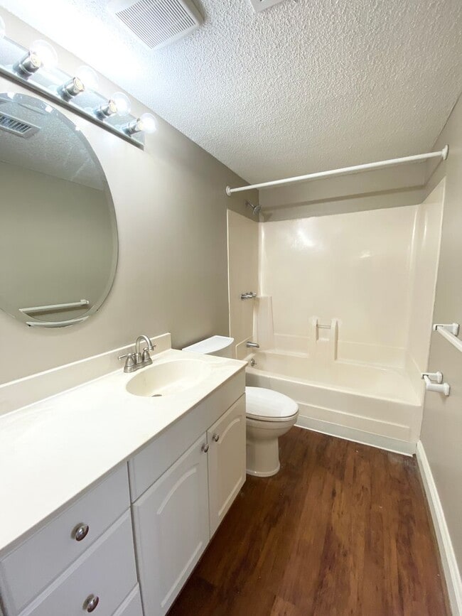 Building Photo - wh606