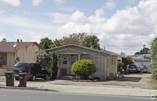 Primary Photo - 582-586 A St