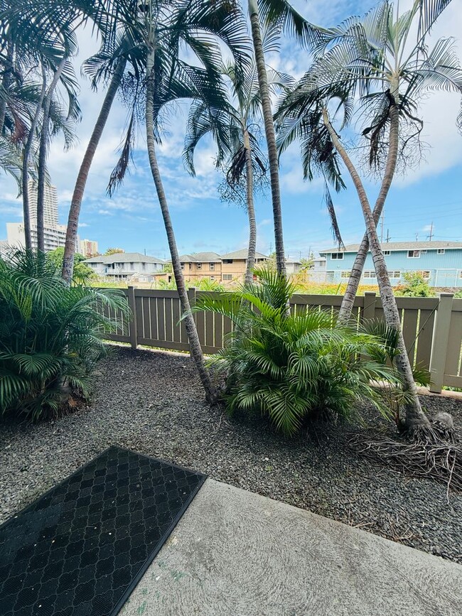 Building Photo - 2 Bed, 1 Bath, 2 Parking in Moiliili, Swim...