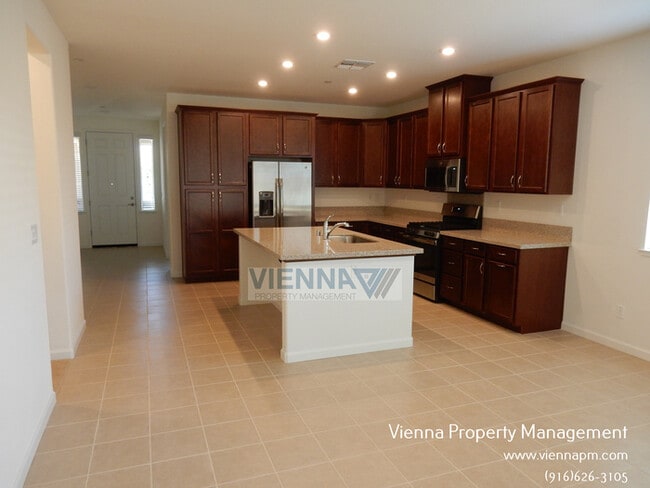 Building Photo - SINGLE STORY HOME IN ROSEVILLE!!!