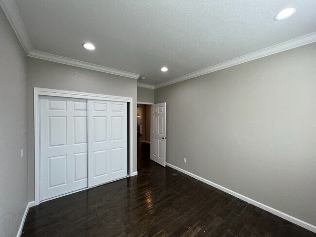 Building Photo - Well-appointed single-story home located walking distance to Manteca's Woodward Park!