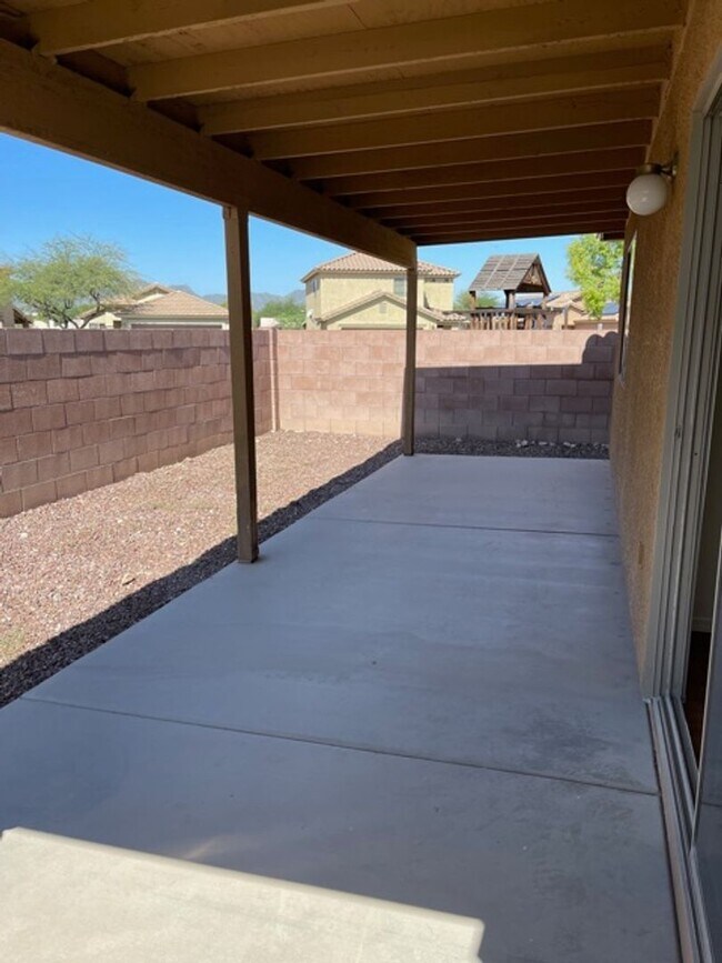 Building Photo - Beautiful 3 bedroom 2 bathroom!