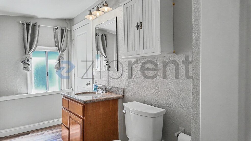 Building Photo - Unit B