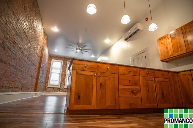 Building Photo - Downtown Luxury Loft Apartment