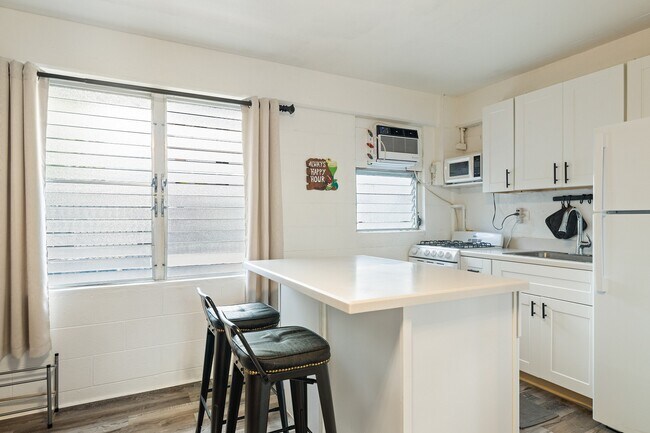 Building Photo - Fully Furnished Studio, 1 Bathroom. NO par...