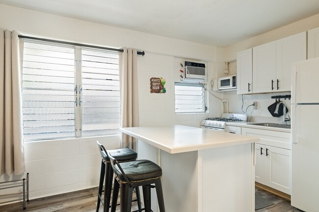 Building Photo - Fully Furnished Studio, 1 Bathroom. NO parking. Electric, water and sewer are included in the rent.