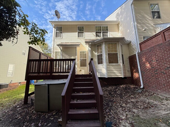 Building Photo - Gorgeous 3BD, 2.5BA Raleigh Townhome in a Prime Location Near Triangle Town Center, Poyner Place,...