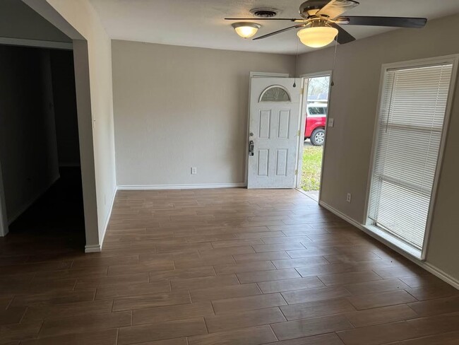 Building Photo - 1609 Camille St