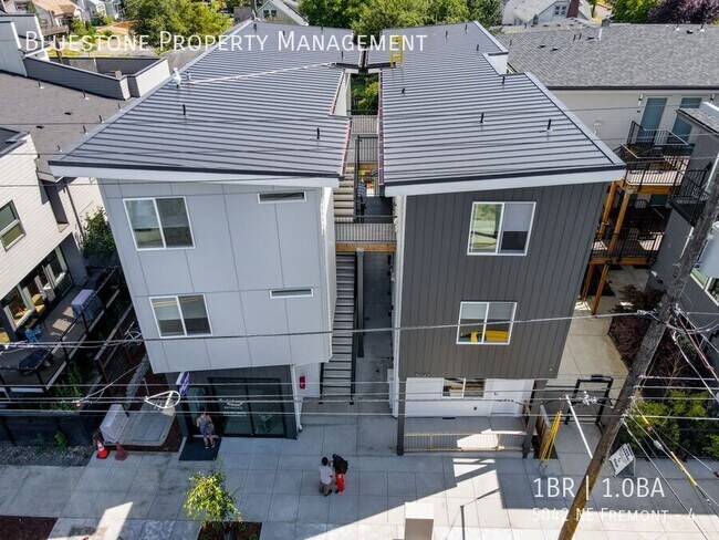 Building Photo - 5042 NE Fremont-4
