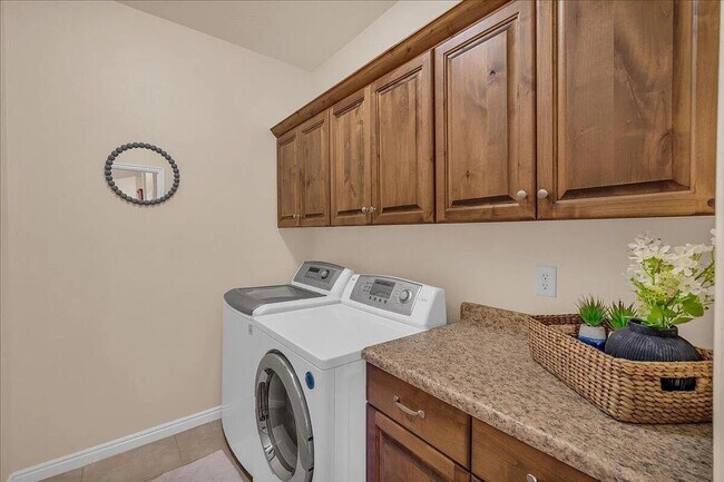 Building Photo - Single Level 3 Bedroom Home with Red Rock ...