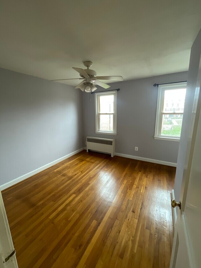 Building Photo - 906 Pine Heights Ave