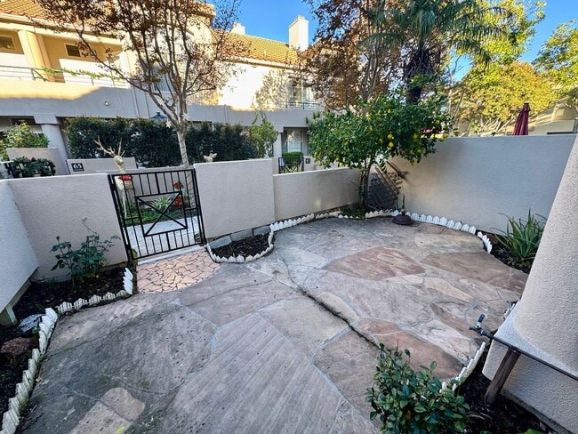 Building Photo - Beautiful 2 Story, 2 Bedroom plus Large Loft Condo in Aliso Viejo