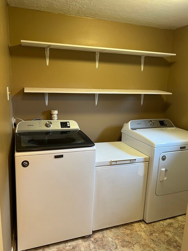 Building Photo - 341 W Main St