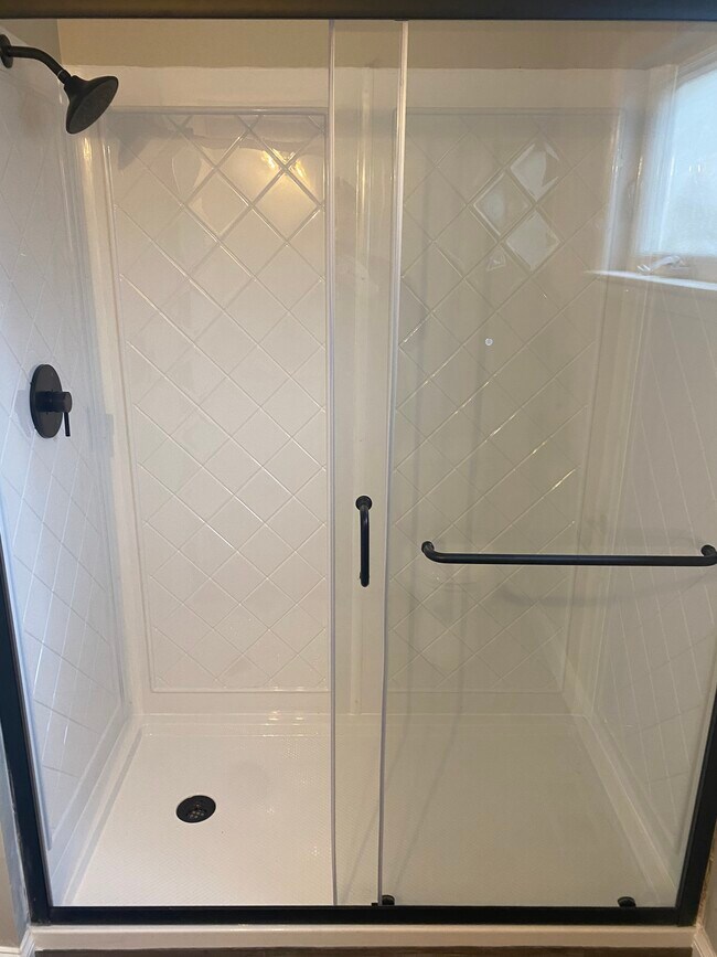 Master Bath - 1102 Oak Cir