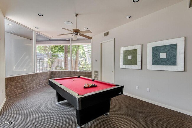 Building Photo - Luxury Gated Townhouse