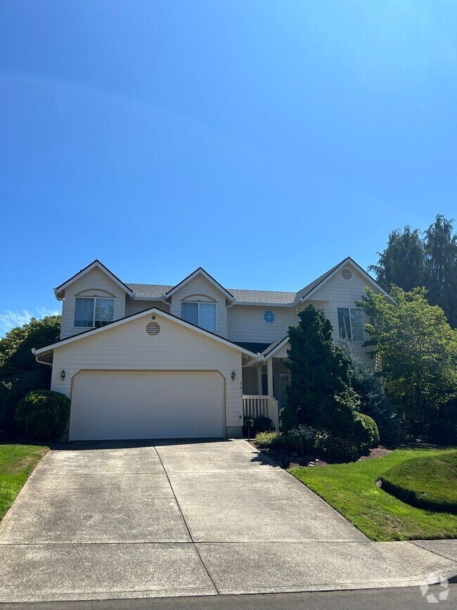 Building Photo - AVAILABLE NOW **** Charming 5-Bedroom Home...
