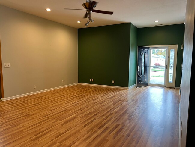 Building Photo - 3/2bath One level home with 2 car garage -...