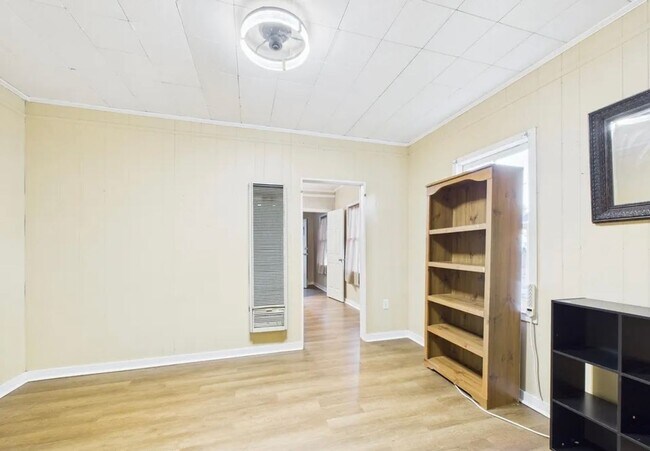 Building Photo - 1/2 OFF 1ST MONTH RENT - 2 Bedroom 1 Bathroom House for Rent