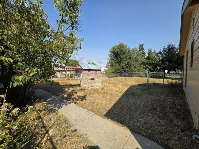 Building Photo - Large 4 Bedroom 2 Bath in Quaint Waterville