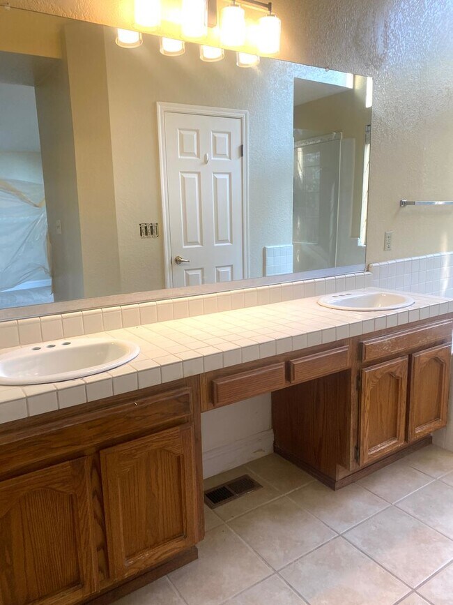 Building Photo - Pleasanton 3 Bd./2 Bath, Lots of Light, Top Rated Schools, Close to 580/680, Shopping & Restaurants