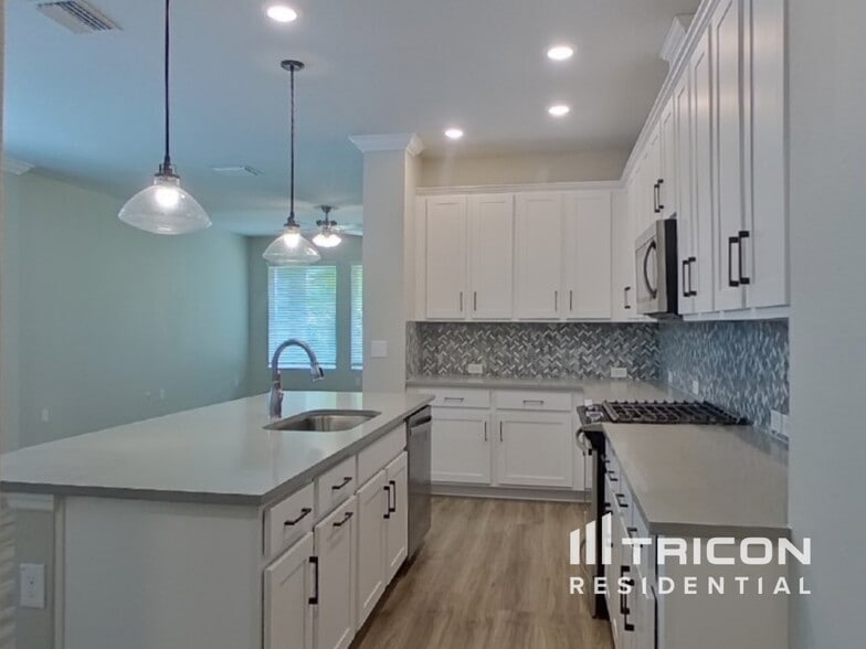 Building Photo - 5564 Silver Sun Dr