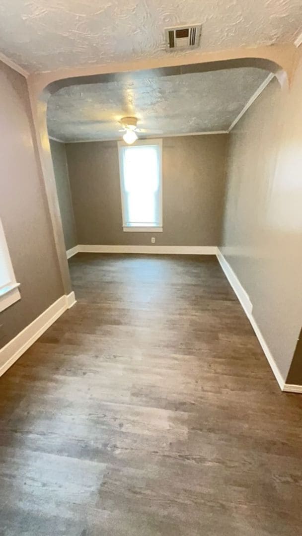 Building Photo - 512 W Oak Ave