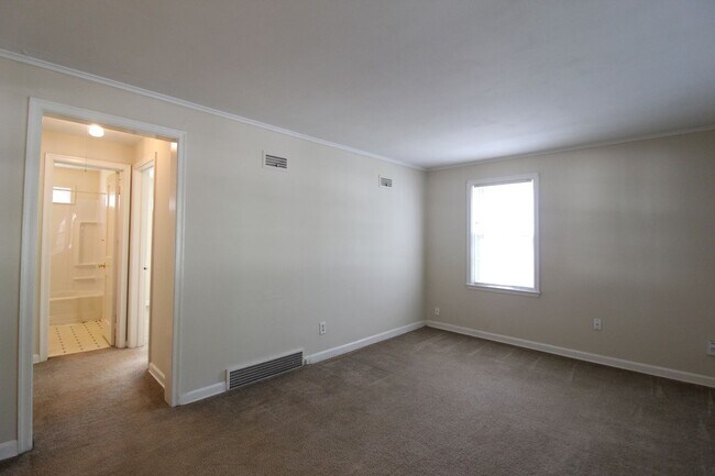 Building Photo - May FREE On This 1 Bedroom 1 Bath Duplex in Olathe