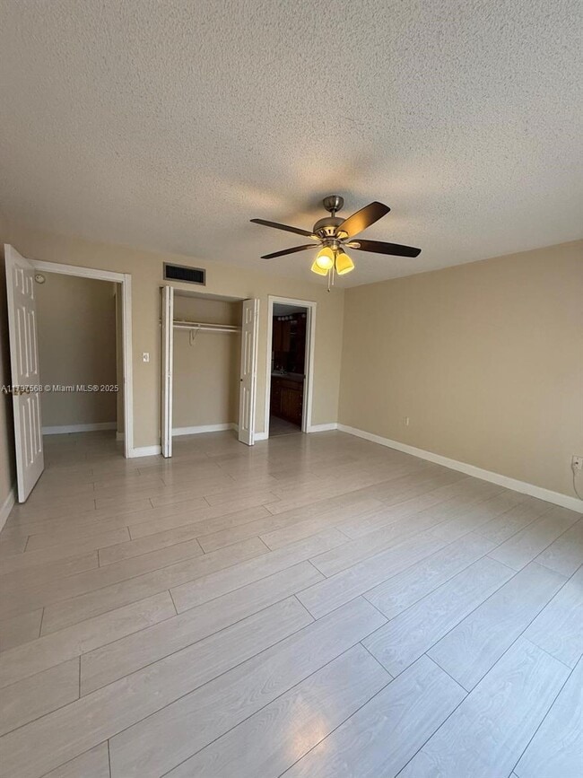 Building Photo - 10814 N Kendall Dr